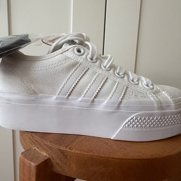 NEW ADIDAS WOMENS SIZE 5 ADIDAS SNEAKER PLAFORM SHOES - Picture 2 of 3